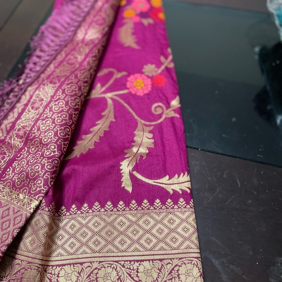 Vibrant purplish ready to wear saree  Blouse with Gold Accents - Picture 6 of 9